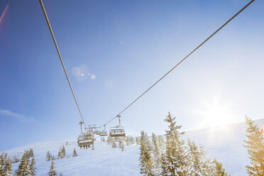 Österreich, Land Salzburg, Region Hochkönig im Winter, Ski Amade, Skilift - DISF001418