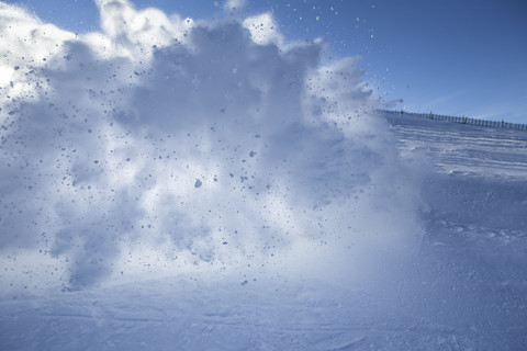 Österreich, Bundesland Salzburg, Skipiste, wirbelnder Schnee, lizenzfreies Stockfoto