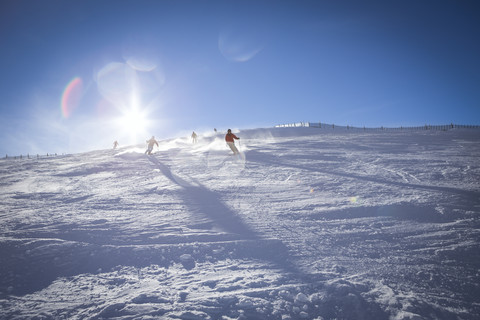 Österreich, Bundesland Salzburg, Region Hochkönig, Skifahrer auf der Skipiste, lizenzfreies Stockfoto