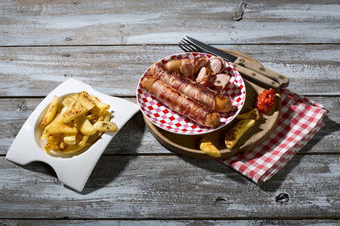 Berner Würstchen mit Pommes frites - MAEF009847