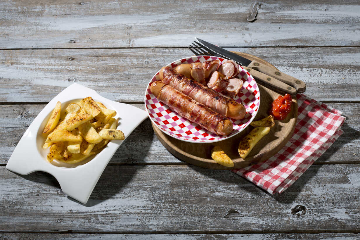 Berner Würstchen Mit Pommes Frites Lizenzfreies Stockfoto 