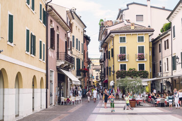 Italien, Venetien, Bardolino, Stadtleben in Bardolino - GSF000998