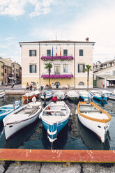 Italien, Venetien, Bardolino, Rathaus und vertäute Fischerboote - GSF001001