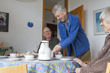 Senioren einer Wohngemeinschaft zur Teezeit - SGF001372