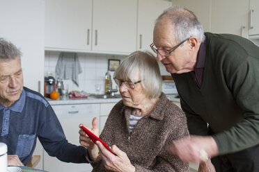 Senioren in einer Wohngemeinschaft mit digitalem Tablet - SGF001373