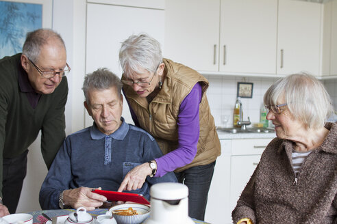 Senioren in einer Wohngemeinschaft mit digitalem Tablet - SGF001374