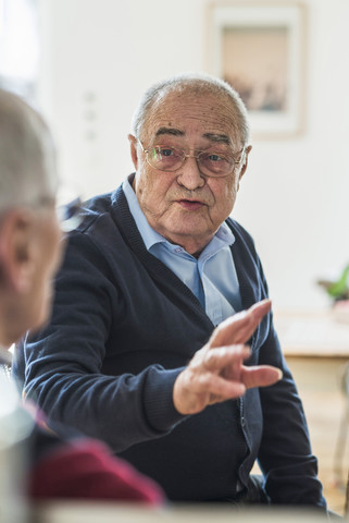 Zwei ältere Freunde im Gespräch, lizenzfreies Stockfoto