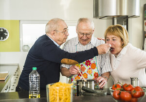 Ältere Freunde kochen in der Küche - UUF003505