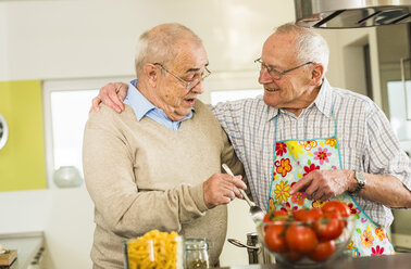 Ältere Freunde kochen in der Küche - UUF003516