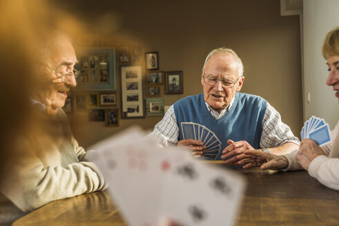 Senior friends playing cards - UUF003523