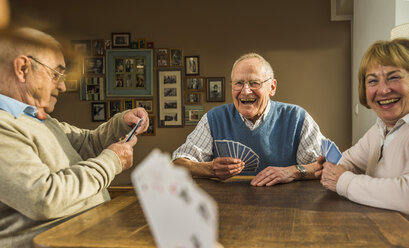 Ältere Freunde spielen Karten - UUF003524