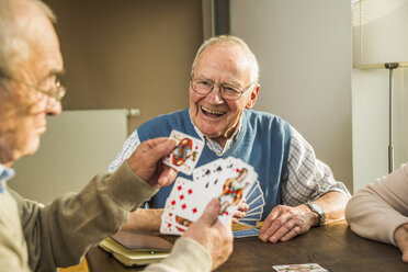 Ältere Freunde spielen Karten - UUF003526