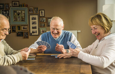 Senior friends playing cards - UUF003527