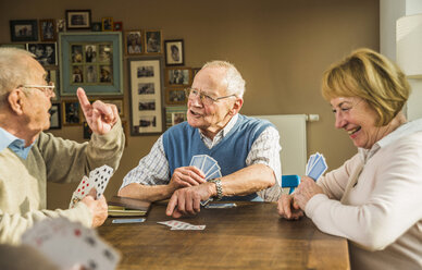 Ältere Freunde spielen Karten - UUF003528