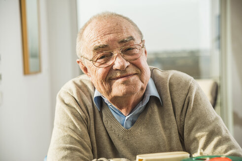 Porträt eines selbstbewussten älteren Mannes - UUF003541