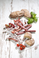 Snack, different types of salami, Pfefferbeisser, Cabanossi and bread - MAEF009850