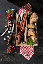 Snack, different types of salami, Pfefferbeisser, Cabanossi and bread - MAEF009852