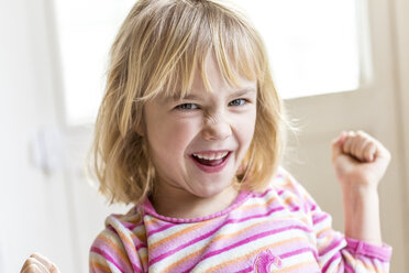 Portrait of a blond girl laughing - JFEF000571