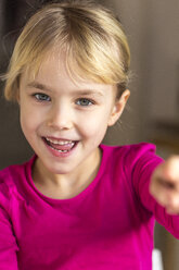 Portrait of a blond girl pointing finger - JFEF000573