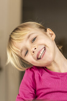 Porträt eines lachenden blonden Mädchens - JFEF000574