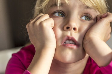 Portrait of a blond girl daydreaming - JFEF000575