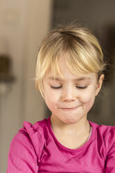 Portrait of a blond girl smirking - JFEF000577