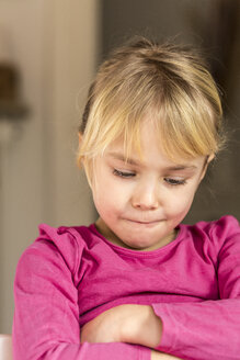 Portrait of a blond girl being defiant - JFEF000578