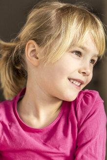 Portrait of a blond girl smiling - JFEF000580