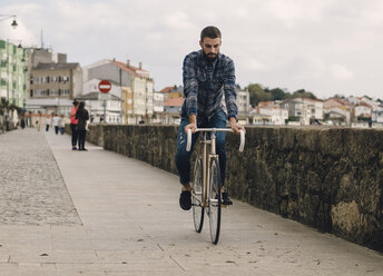 Spanien, Galicien, Ares, Hipster-Mann mit Fixie-Fahrrad - RAEF000063