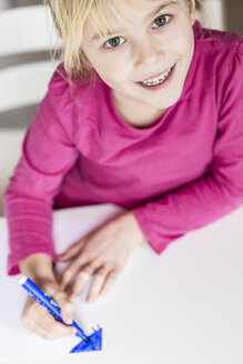 Girl drawing a picture - JFEF000585