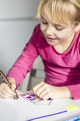 Girl drawing a picture - JFEF000605