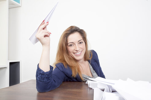 Portrait of smiling woman with paper planes - PATF000034