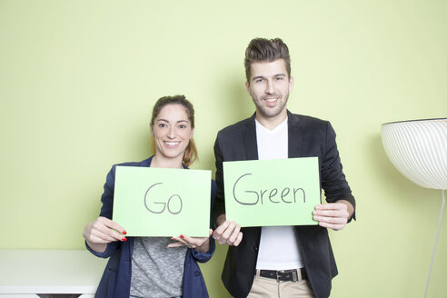 Zwei Kollegen werben für grüne Energie - PATF000037