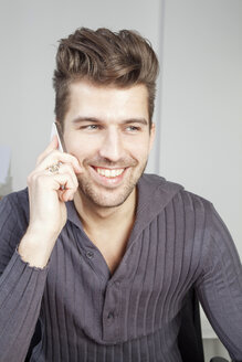 Portrait of stylish young man telephoning in an office - PATF000038