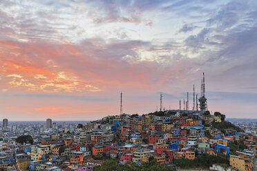 Südamerika, Ecuador, Provinz Guayas, Guayaquil, Las Penas, Cerro Santa Ana, Stadtansicht bei Sonnenuntergang - FOF007720