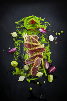 Foodart, Scheiben von rohem Thunfisch mit Kräutern und Wasabi-Erbsenpaste - KSWF001424