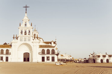 Spanien, Andalusien, El Rocio, Blick auf Ermita del Rocio - CHPF000084