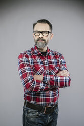 Porträt eines Mannes mit Bart und Brille, der die Arme verschränkt - IPF000203