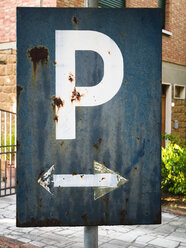 Italy, Tuscany, Pienza, Old parking sign - GSF000948