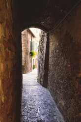 Italy, Tuscany, Pienza, Lane in historic old town - GSF000952