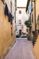 Italien, Toskana, Pienza, Gasse in historischer Altstadt - GSF000954