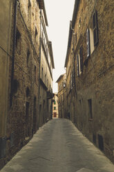 Italien, Toskana, Pienza, Gasse in historischer Altstadt - GSF000956