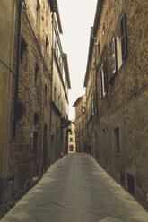Italy, Tuscany, Pienza, Lane in historic old town - GSF000956