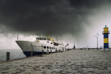 Deutschland, Schleswig-Holstein, Eckernförde, Kreuzfahrtschiff im Hafen, dunkle Wolke - FRF000207