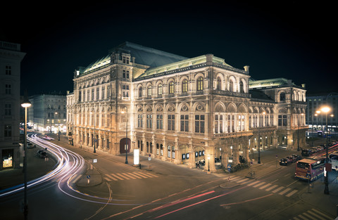 Österreich, Wien beleuchtete Staatsoper bei Nacht, lizenzfreies Stockfoto