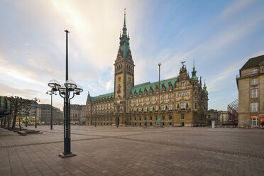 Deutschland, Hamburg, Rathaus am Morgen - RJF000400