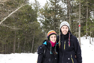 Lächelndes Paar im Wald im Winter - GEMF000074