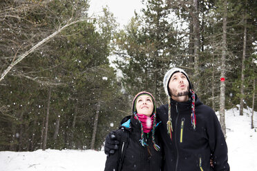Smiling couple in forest in winter - GEMF000075