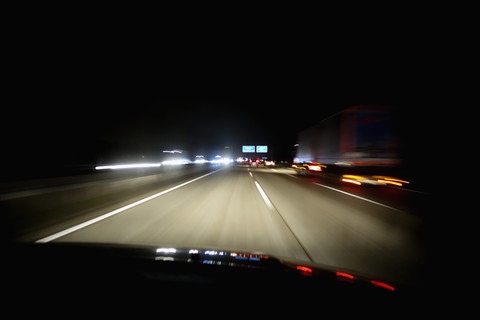 Fahren bei Nacht auf der Autobahn, lizenzfreies Stockfoto