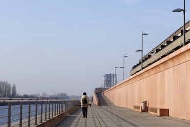 Deutschland, Bremerhaven, Frau geht an der Weser spazieren - NDF000517